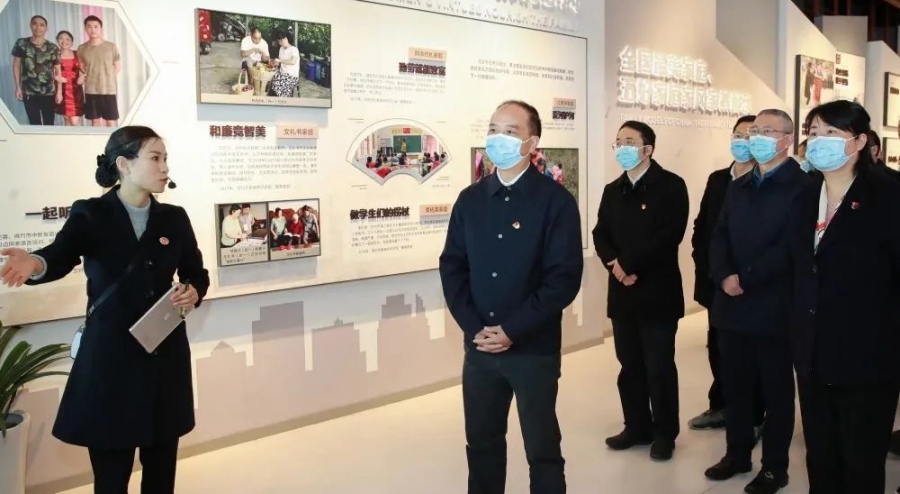 李酌：以纯正家风涵养清朗党风政风社风坚决打赢反腐败斗争攻坚战持久战